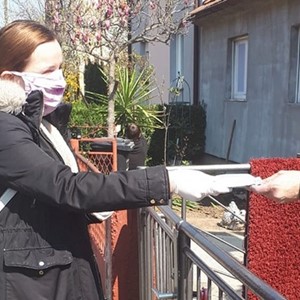 Caritasovi volonteri pomažu starijim i nemoćnim osobama dostavom lijekova i drugih potrepština u njihove domove